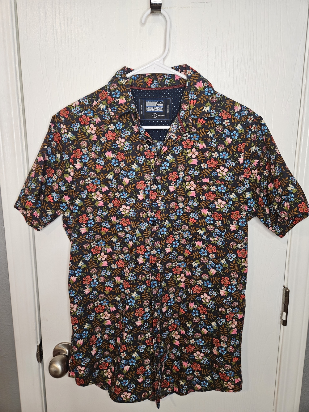 Monument Men's Black Floral Short Sleeve Button-Down Shirt